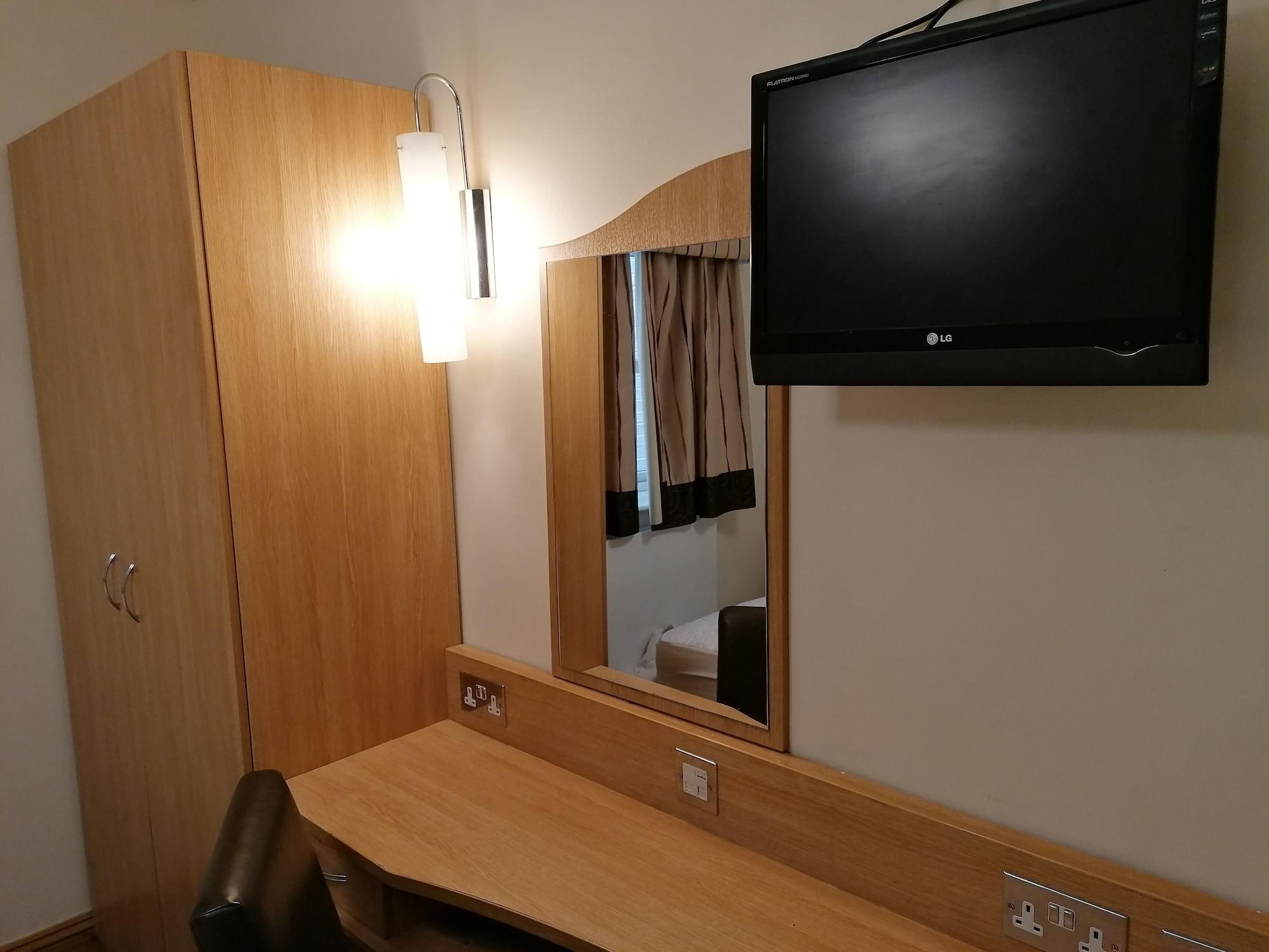 The Queensgate Hotel ピーターバラ エクステリア 写真