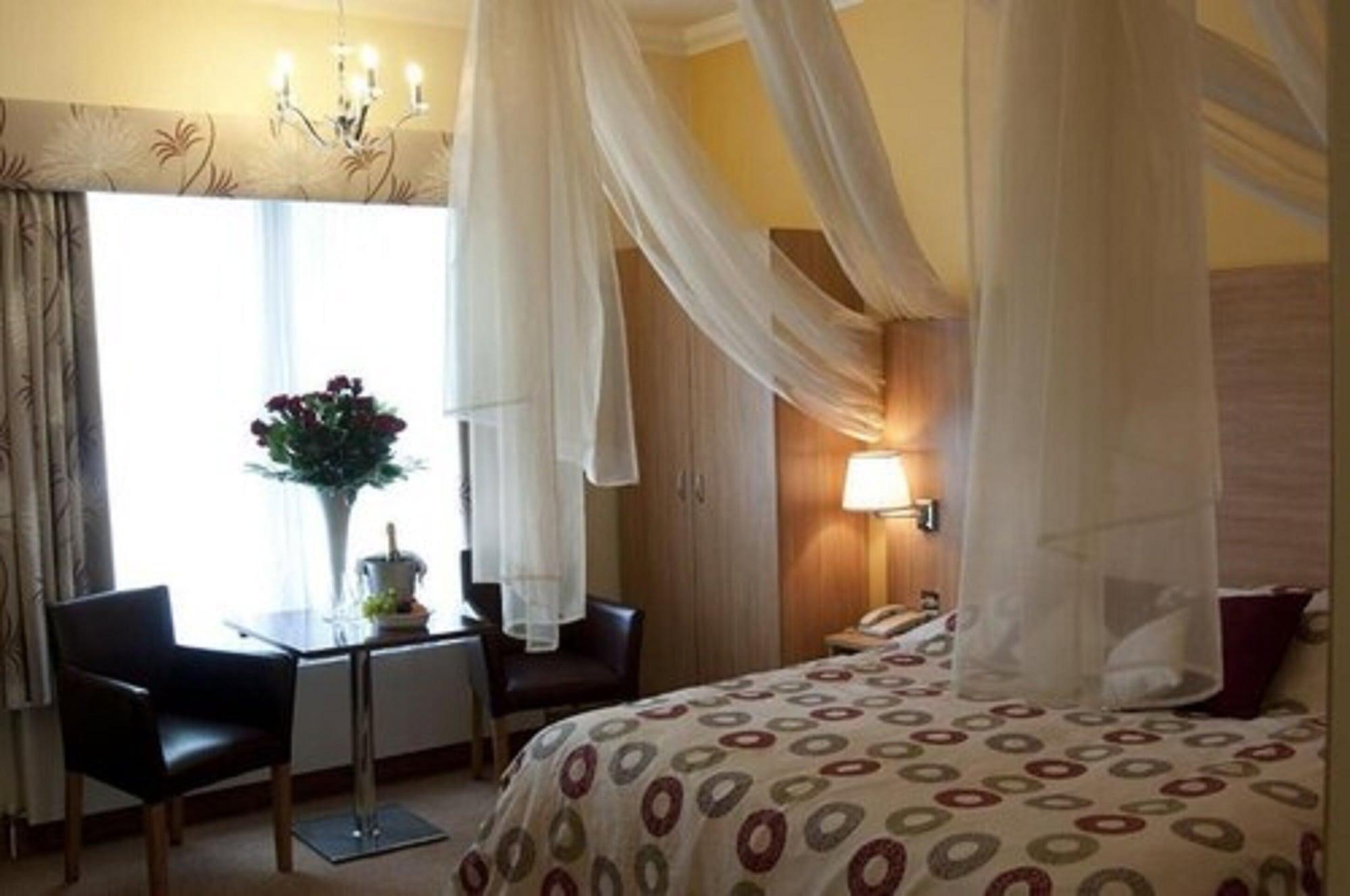 The Queensgate Hotel ピーターバラ エクステリア 写真